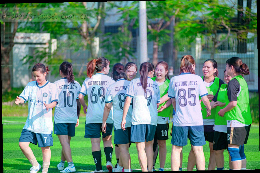 文件标签与等宽数字表格特写，荧光青勾选标记落在下载行上